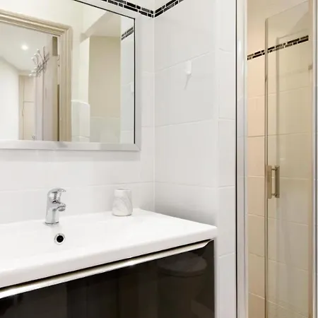 Bright And Elegant Renovated Two - Near Suquet Apartment